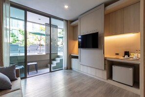 Quarto luxo, 1 cama King, acesso à piscina | Comodidades do quarto
