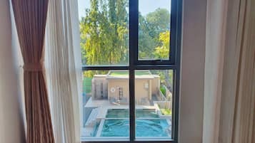 Estúdio, vista para a piscina | Frigobar, cofres nos quartos, escrivaninha, cortinas blackout