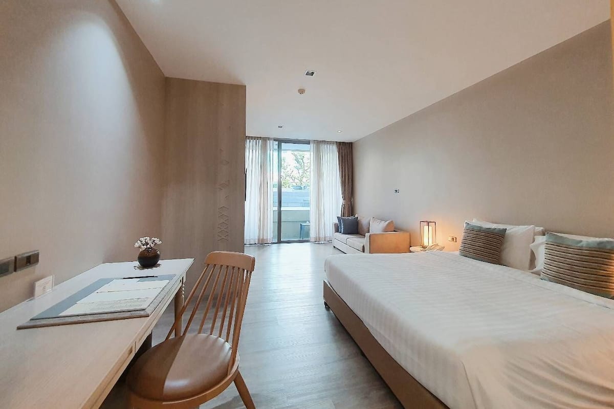 Deluxe Room, 1 King Bed, Pool Access | Minibar, in-room safe, desk, blackout drapes