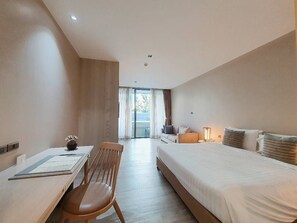 Quarto luxo, 1 cama King, acesso à piscina | Frigobar, cofres nos quartos, escrivaninha, cortinas blackout