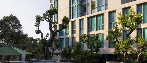 Una piscina al aire libre, sillones reclinables de piscina