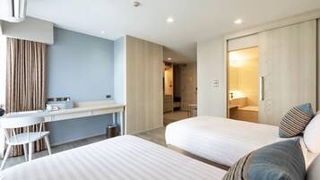 Minibar, Zimmersafe, Schreibtisch, VerdunkelungsvorhÀnge