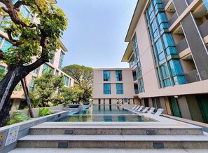 Outdoor pool, pool loungers - ANA Park (Chiang Mai)