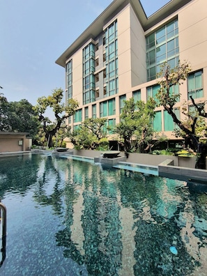 Piscina externa, espreguiçadeiras