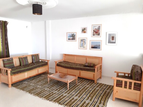 Huoneisto, 2 makuuhuonetta, parveke, merinäköala | Oleskelualue