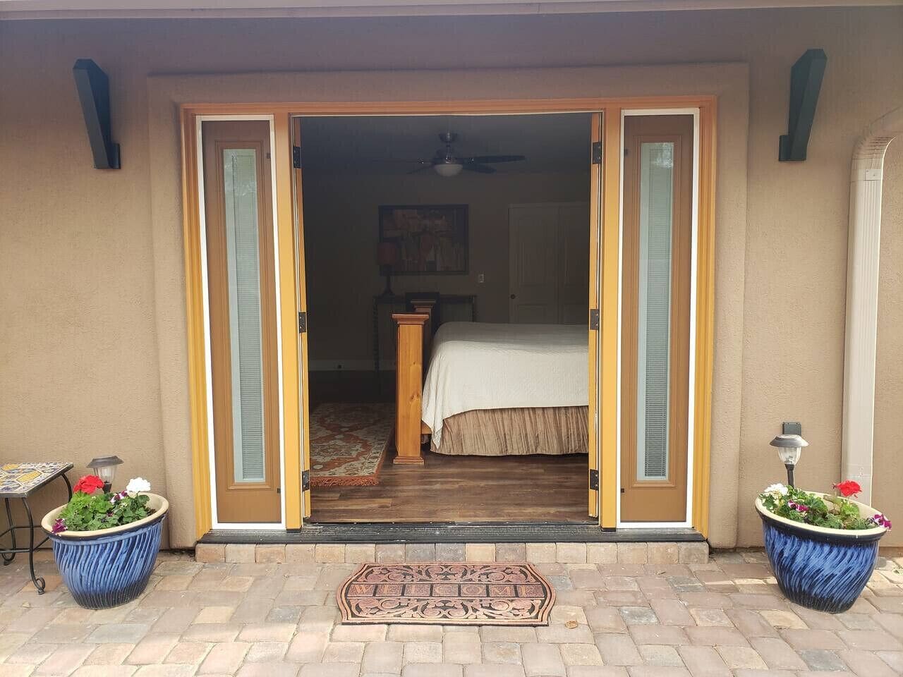 Escritorio, tabla de planchar con plancha, wifi gratis y ropa de cama 