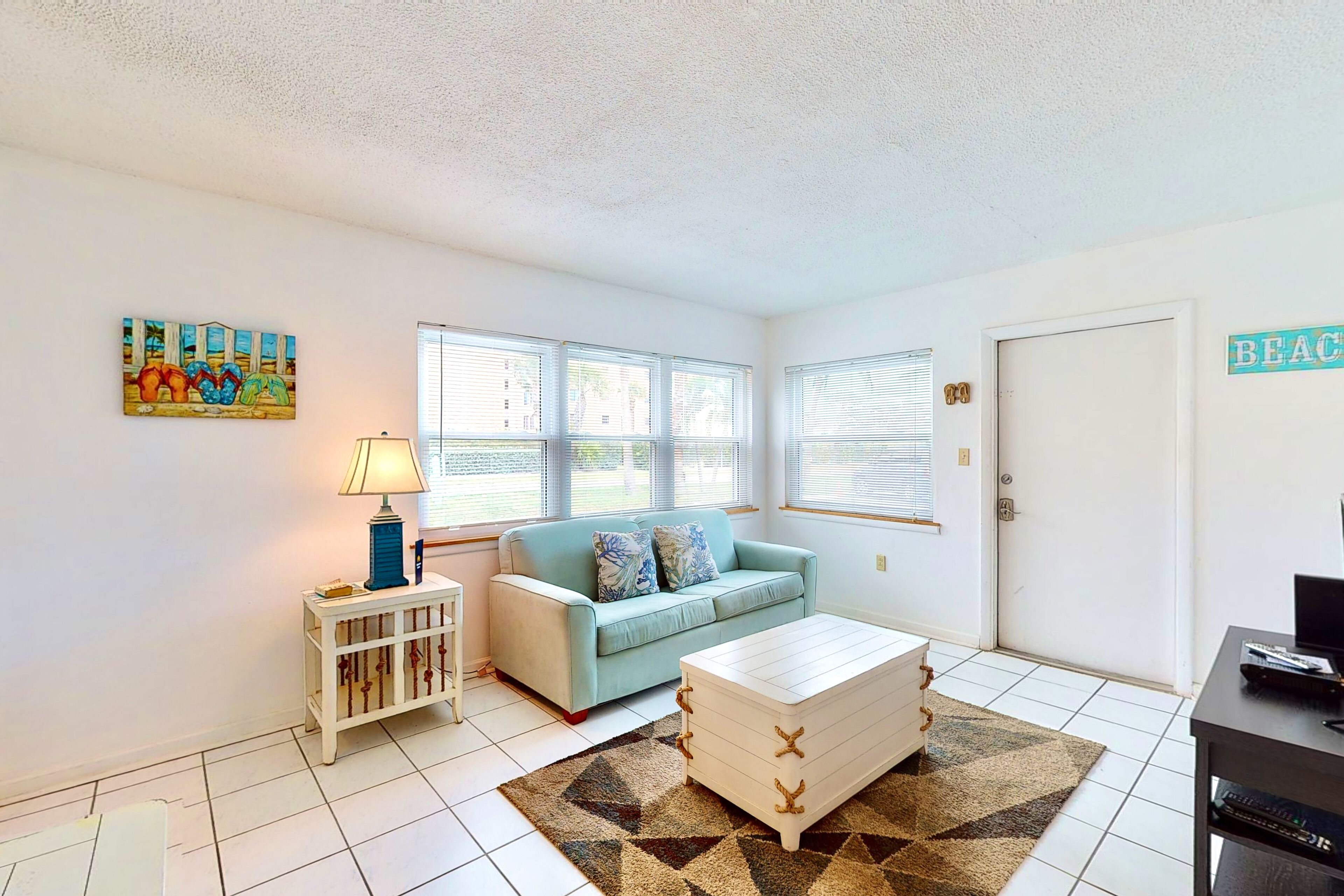 Beachside condo with patio & full kitchen