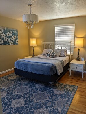 3 bedrooms, iron/ironing board, travel cot, free WiFi - 3 bedrooms with large backyard ~ Great for families! (Kaysville)