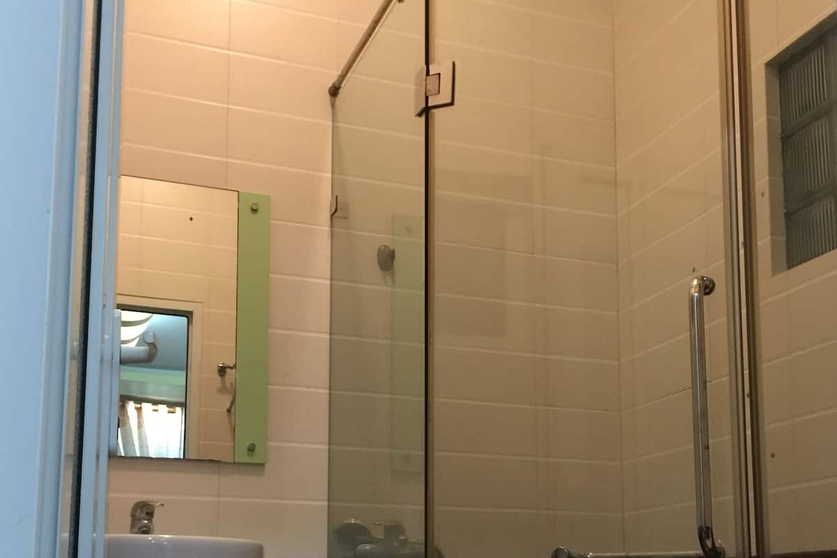 Kamar Single | Kamar mandi | Perlengkapan mandi gratis, pengering rambut, sandal, dan handuk