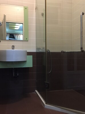Chambre simple | Salle de bain | Articles de toilette (gratuits), séchoir à cheveux, pantoufles