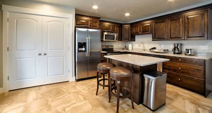 SLEEPS 18, Best Location,New, Hot Tubs,BBQ, Patio, 5 Mins to Dwntwn, Sauna,Views