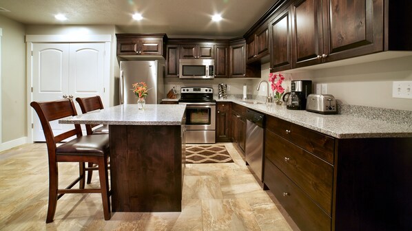 ثلاجة، ميكروويف، فرن، موقد طهي مسطح