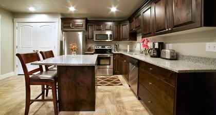 SLEEPS 18, Best Location,New, Hot Tubs,BBQ, Patio, 5 Mins to Dwntwn, Sauna,Views