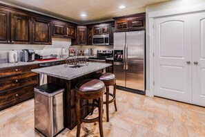 ثلاجة، ميكروويف، فرن، موقد طهي مسطح