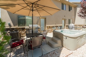 Outdoor dining - SLEEPS 18, Best Location,New, Hot Tubs,BBQ, Patio, 5 Mins to Dwntwn, Sauna,Views (Ogden)