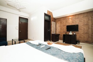 Suite | Desk, iron/ironing board, rollaway beds, free WiFi - Hotel Om Paradise Near IGI Delhi Airport (New Delhi)