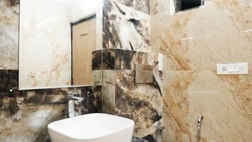 Club Room | Bathroom | Shower, rainfall showerhead, towels