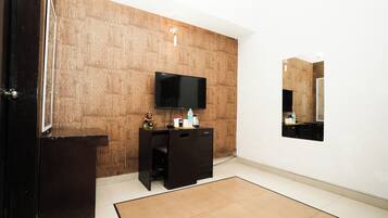 Suite | Desk, iron/ironing board, rollaway beds, free WiFi