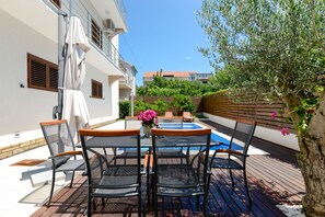Outdoor dining - Apartmani Bosa A3-swimming pool view (Zadar)
