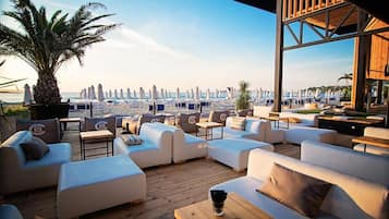 Gần bãi biển, cát trắng, 5 quán bar trên bãi biển