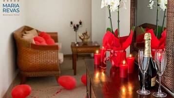 Deluxe-Apartment, 1 Schlafzimmer, Balkon, Stadtblick | Zimmerausstattung