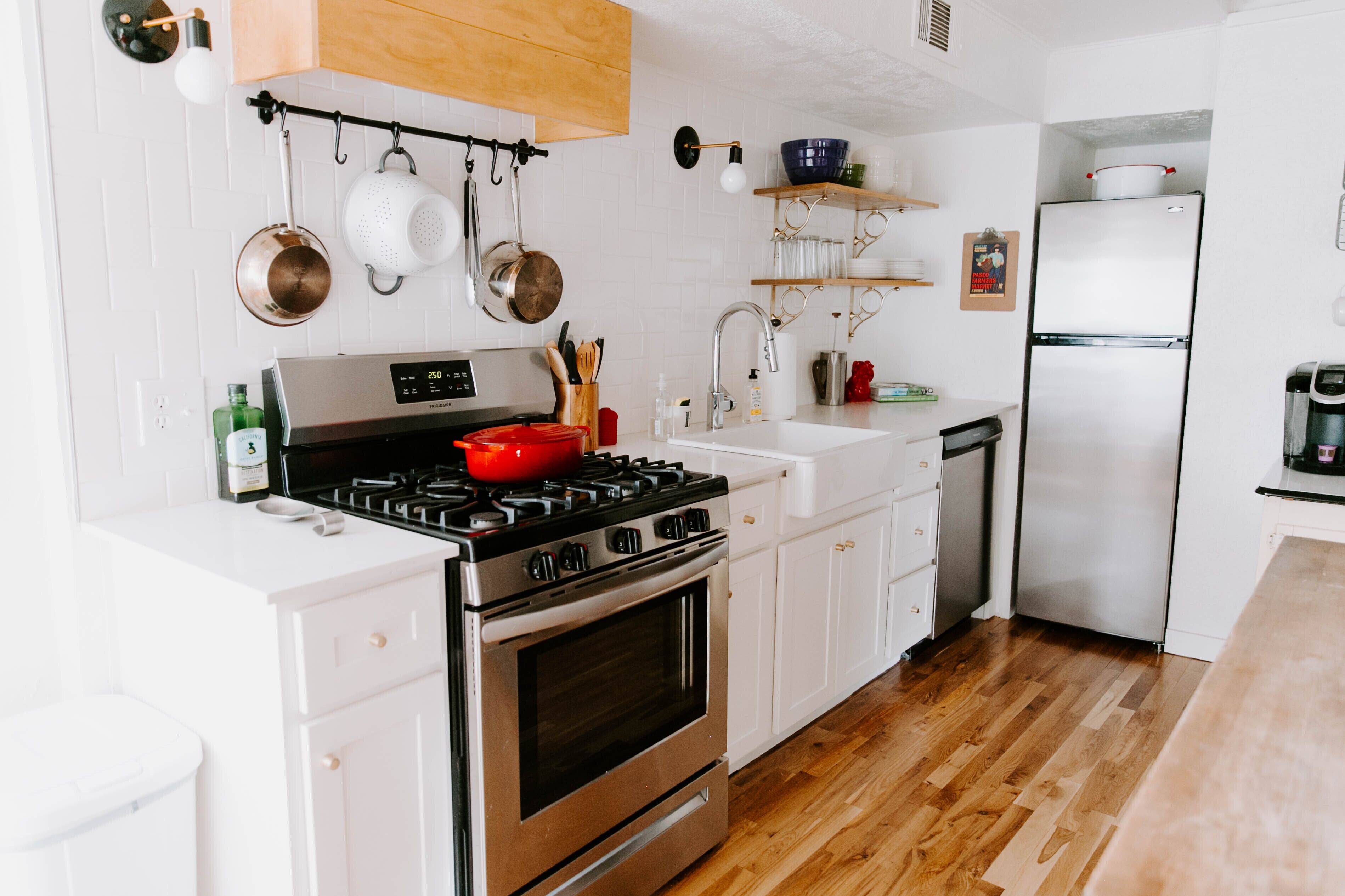 Refrigerador, microondas, horno y parrilla de estufa 