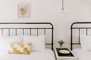 2 bedrooms, desk, iron/ironing board, WiFi