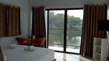 โต๊ะทำงาน, พื้นที่ทำงานแบบใช้แล็ปท็อป, ผ้าม่านกันแสง, Wi-Fi ฟรี