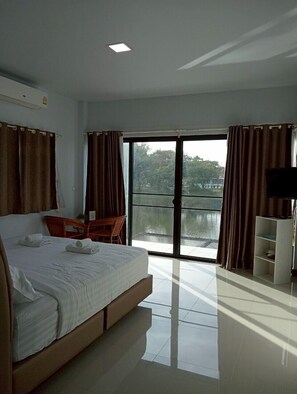 Desk, laptop workspace, blackout drapes, free WiFi - Baan Suan San Rak (Buriram)