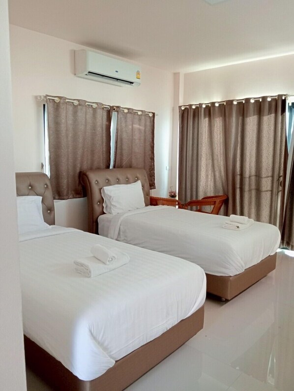 Casa mobile Superior | Una scrivania, postazione laptop, tende oscuranti, Wi-Fi gratuito