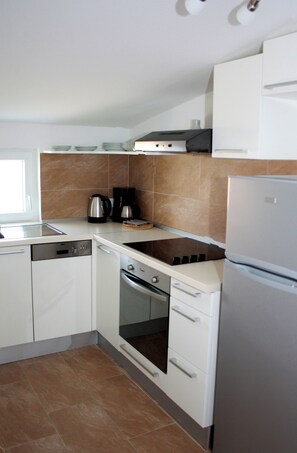 Fridge, oven, stovetop, dishwasher