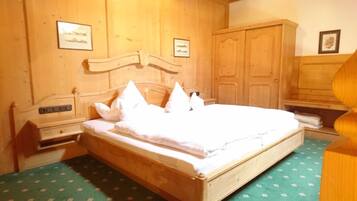 1 bedroom, in-room safe, WiFi, bed sheets