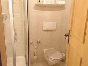 Hiustenkuivaaja, pyyhkeet, saippua, vessapaperi