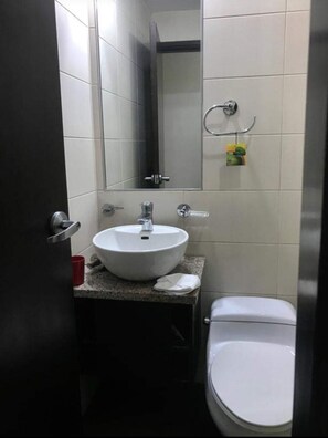 Ducha y bañera combinadas, jabón y papel higiénico