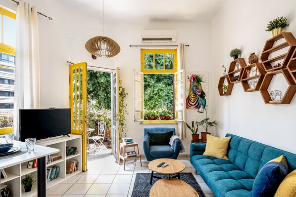 One bedroom Apartment with Balcony | Ameublement unique, accès au Wi-Fi (inclus)