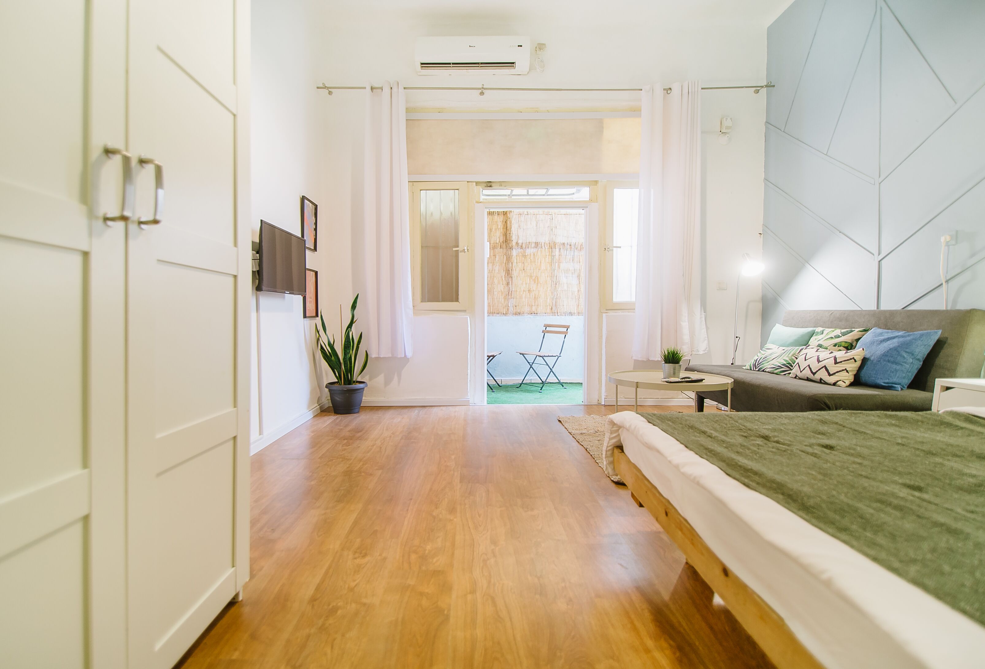 Studio with Kitchen and Balcony | Dilengkapi dengan perabotan berbeda-beda dan Wi-Fi gratis