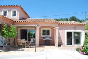 Outdoor dining - Beautiful Villa contemporary interior, bright. (Caveirac)