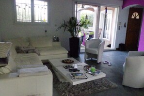Smart-TV, Videospiele, DVD-Player, Bücher