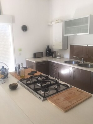 Kühlschrank, Mikrowelle, Ofen, Herdplatte