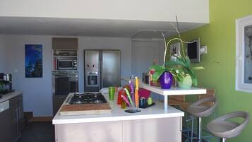 Réfrigérateur, micro-ondes, four, plaque de cuisson