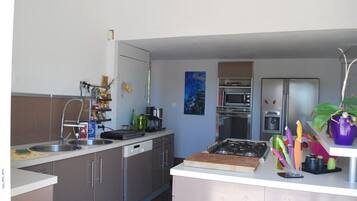 Een koelkast, een microgolfoven, een oven, een kookplaat