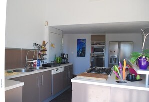 Fridge, microwave, oven, stovetop - Beautiful Villa contemporary interior, bright. (Caveirac)