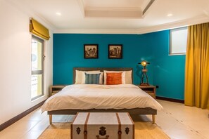 Ropa de cama de alta calidad y espacio para trabajar con laptop 