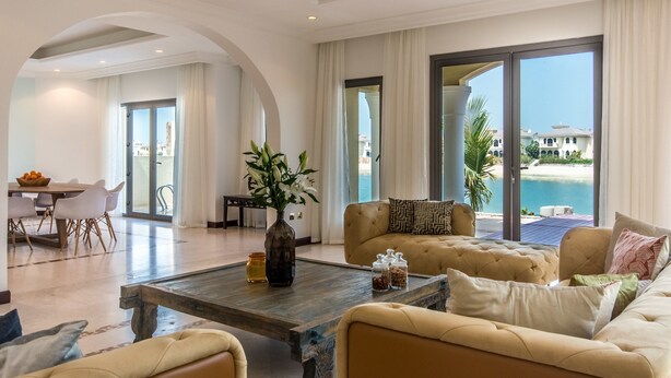 Villa Deluxe | Zona de estar | Televisión LED de 48 pulgadas con canales por cable, una televisión