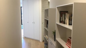 Interior - Self-contained one bedroom apartment - Kingston Foreshore on your doorstep (Kingston)