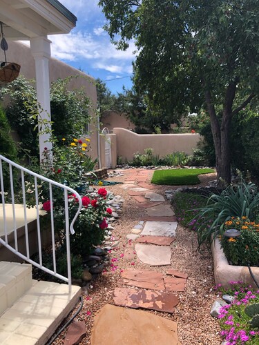 Downtown Santa Fe, Walk to Plaza, 2B / 2B + Full Kitchen, AIr Conditioned