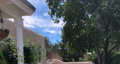 Downtown Santa Fe, Walk to Plaza, 2B / 2B + Full Kitchen, AIr Conditioned