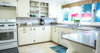 Downtown Santa Fe, Walk to Plaza, 2B / 2B + Full Kitchen, AIr Conditioned