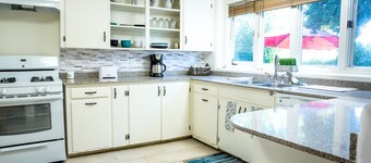 Downtown Santa Fe, Walk to Plaza, 2B / 2B + Full Kitchen, AIr Conditioned