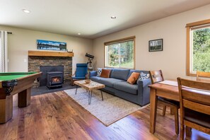 Smart TV, caminetto, libri, impianto stereo